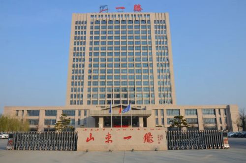 一滕集团党委组织广大党员群众收听收看江泽民同志追悼大会实况