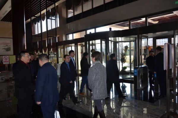 一滕集团举行大年初一迎新春团拜活动集团党委书记、董事长滕鸿儒向全体职工拜年