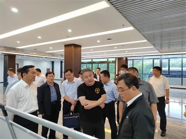 市委副书记、市长展延安在一滕大厦调研仪阳通用机场项目推进工作