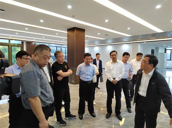 市委副书记、市长展延安在一滕大厦调研仪阳通用机场项目推进工作