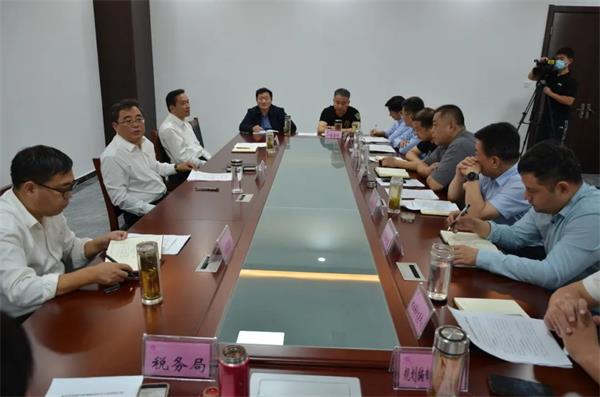 市委副书记、市长展延安在一滕大厦调研仪阳通用机场项目推进工作